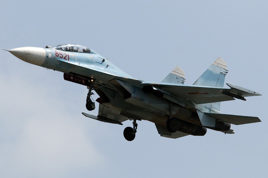 Su-27 huấn luyện ‘chạm và bay’