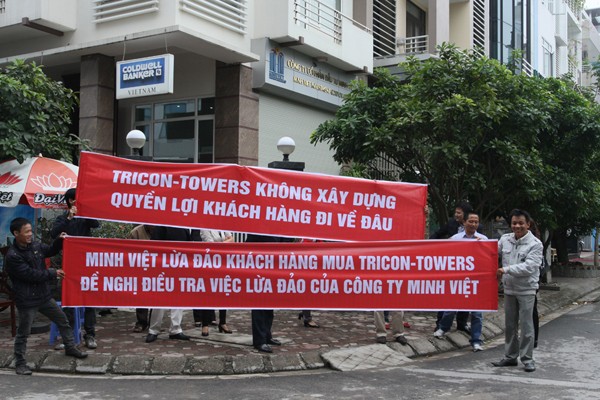 Hàng trăm khách hàng đã căng băng rôn đòi nợ tại trụ sở CÔng ty Minh Việt