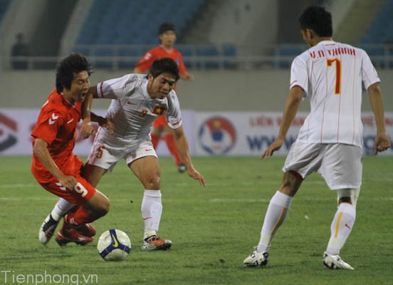 Các cầu thủ Việt Nam gặp nhiều khó khăn với lối chơi máu lửa của U23 Hàn Quốc (áo đỏ). Ảnh: Xuân Phú.