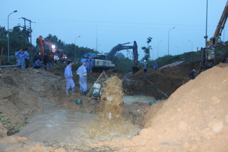 Khắc phục xong sự cố vỡ đường ống nước sông Đà