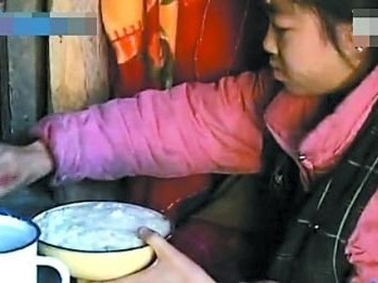 Cô bé 15 tuổi ăn mỗi ngày… 5 kg gạo