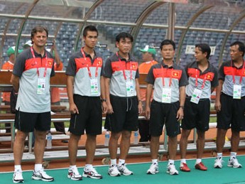 HLV Falko Goetz và các thành viên BHL đội tuyển U23 Việt Nam