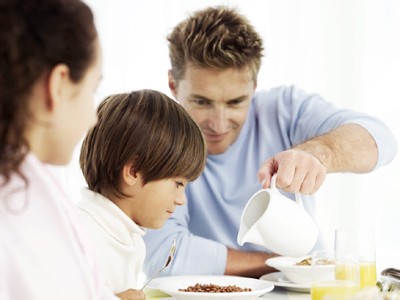 Bữa ăn gia đình giúp trẻ phát triển thói quen ăn uống tốt
