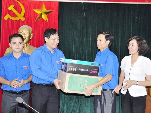 Anh Nguyễn Đắc Vinh tặng máy tính cho các xã Đoàn của huyện Yên Khánh (Ninh Bình) Ảnh: Đông Hà