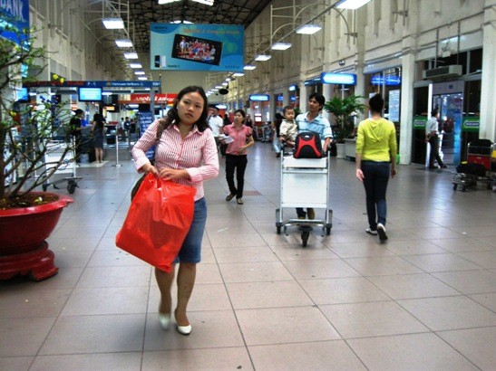 Sân bay Tân Sơn Nhất hối hả ngày cuối năm