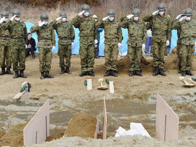 Thành viên Lực lượng Phòng vệ Nhật Bản chôn nạn nhân động đất, sóng thần tại tỉnh Miyagi Ảnh: Kyodo