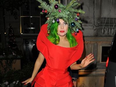 Lady Gaga gây sốc với tóc xanh lét và đầu cây thông Noel