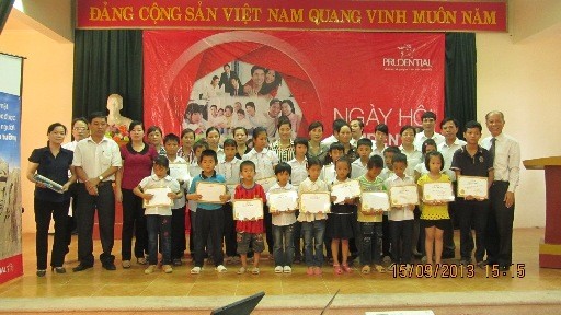Trao học bổng cho học sinh nghèo Hà Nội
