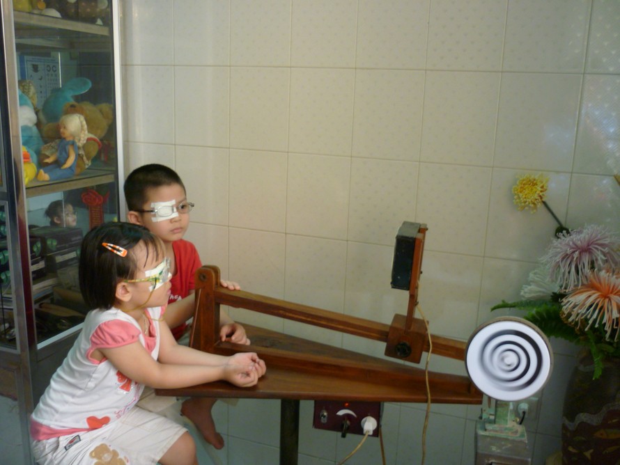 Những đứa trẻ điều trị về mắt tại Viện Mắt Trung ương