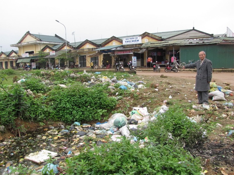 Rác thải tràn lan ở huyện Phú Lộc Ảnh: Ngọc Văn