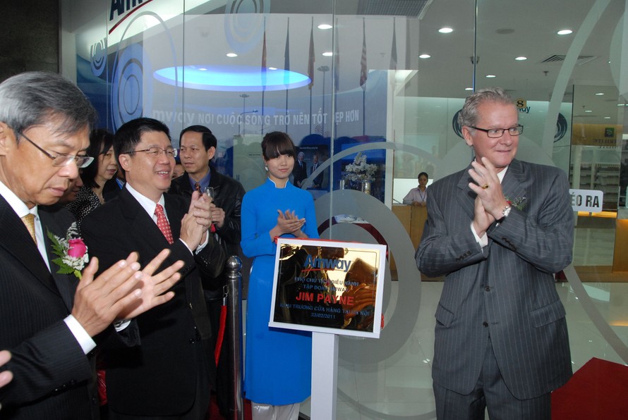 Ông Jim Payne, Phó Chủ tịch Tập đoàn Amway toàn cầu cắt băng khai trương cửa hàng đối chứng đầu tiên của Amway Việt Nam