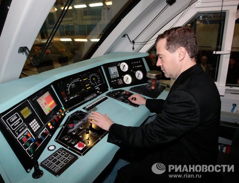 Tổng thống Nga thử lái tàu điện ngầm