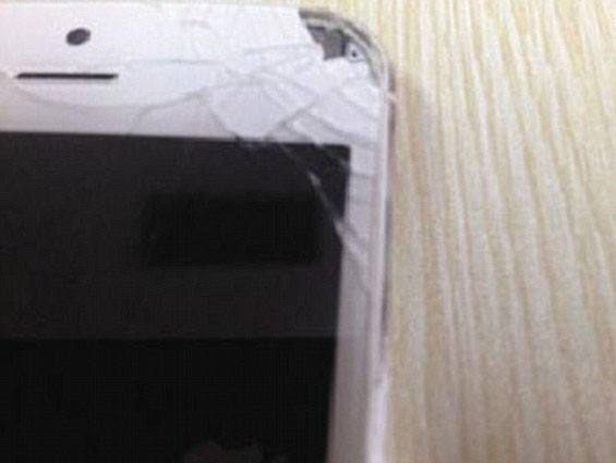 Góc phải của chiếc iPhone 5 bị nổ khiến nhiều mảnh vỡ văng vào mắt của nạn nhân