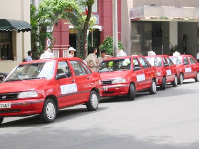 Sài Gòn: Phí trông xe siêu rẻ 5.000đ/ngày, ô tô tràn ra đường
