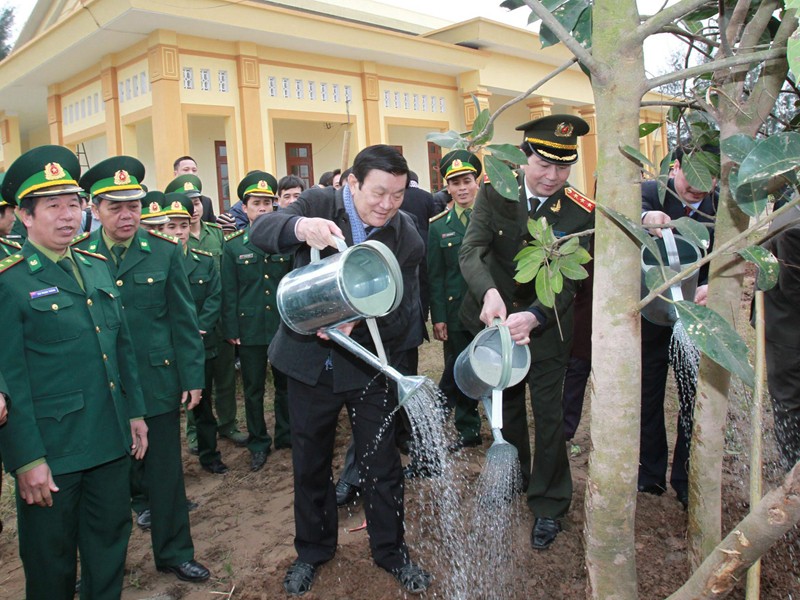Chủ tịch nước Trương Tấn Sang trồng cây tại đồn Biên phòng đóng ở huyện Kim Sơn Ảnh: TTXVN