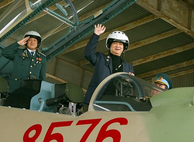 Thủ tướng thăm Trung đoàn Không quân 923