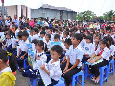 Quỹ sữa vươn cao Việt Nam tiếp tục đến với trẻ em nghèo