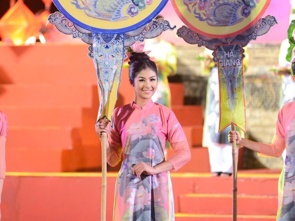 Ngọc Hân xinh đẹp với áo dài ở Festival Huế