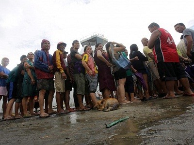 Người Philippines xếp hàng nhận viện trợ sau bão
