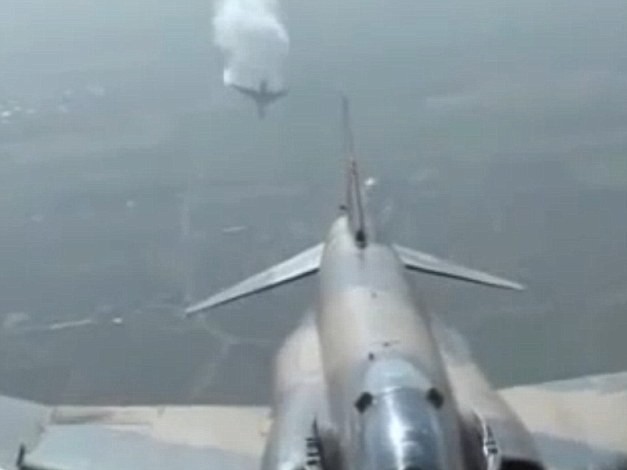Máy bay quân sự Iran nổ tung khi diễn tập