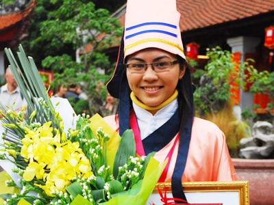 Dung trong ngày nhận Giải thưởng Loa Thành