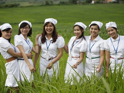 Những thiếu nữ TH trên đồng cỏ xanh