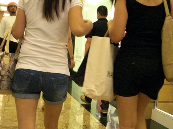 Nhiều người dân UAE, kể cả nước ngoài, phản đối việc phụ nữ nước ngoài ăn mặc mát mẻ như thế này tại các trung tâm mua sắm ở Dubai - Ảnh: CNN