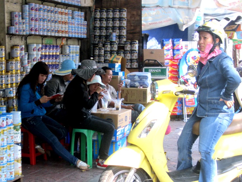 Người tiêu dùng đắn đo trước giá sữa tăng cao (Ảnh chụp tại chợ sữa Nguyễn Thông, Q3, TPHCM). Ảnh: M.T