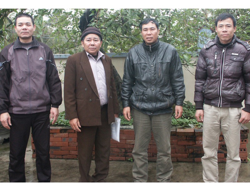 Ông Trong (thứ hai trái sang) và một số hội viên LCHNTTS huyện Tiên Lãng