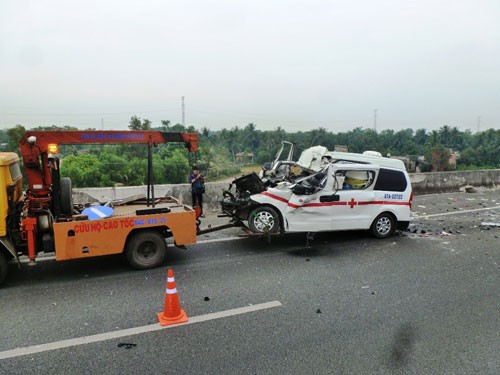Tai nạn thảm khốc trên cao tốc Trung Lương-TP HCM