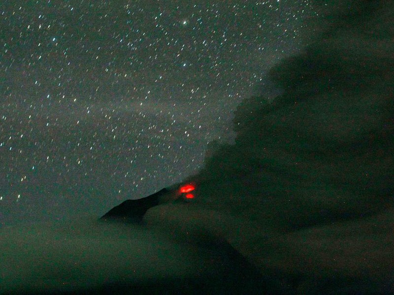 Núi lửa Sinabung phùn trào ngày 24/11/2013 nhìn từ làng Tiga Pancur ở Karo, phía bắc Sumatra, Indonesia