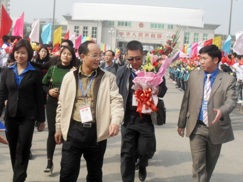 Đại diện T.Ư Đoàn và tuổi trẻ Quảng Ninh đón đoàn thanh niên Trung Quốc tại cửa khẩu Móng Cái. Ảnh: T.D