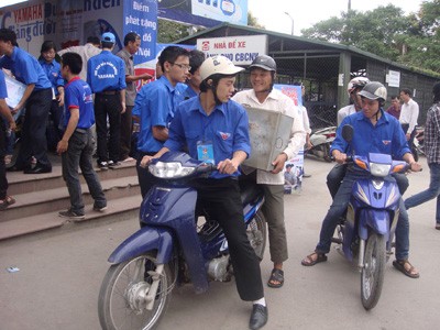 ĐVTN làm xe ôm tình nguyện đưa đón người nhà và thí sinh Ảnh: Hải Yến