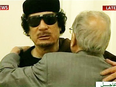Tổng thổng Gaddafi xuất hiện sau khi bị đồn ‘đã chết’