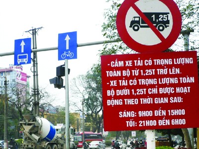 Mặc dù đang giờ cấm nhưng 8 giờ 15 sáng 25-3 xe tải vẫn ung dung chạy trên đường Nguyễn Trãi - Hà Đông Ảnh: Anh Trọng