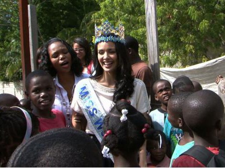 Hoa hậu thế giới gặp nạn khi từ thiện ở Haiti