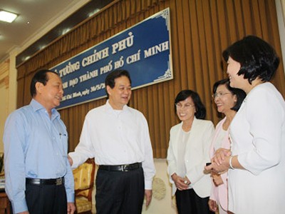 Thủ tướng Nguyễn Tấn Dũng (đứng giữa) trao đổi với các lãnh đạo chủ chốt của TPHCM Ảnh: CTV