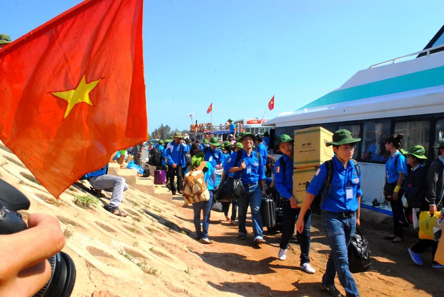 900 sinh viên xếp hình hai chữ “Việt Nam” trên đảo Lý Sơn