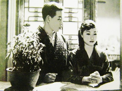 Diễn viên Trần Quang Tứ và Kim Xuân trong một cảnh phim