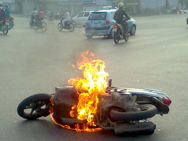 Honda Air Blade cháy trên đường Nguyễn Trãi