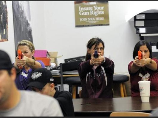 Giáo viên Mỹ học cách đoạt súng của khủng bố
