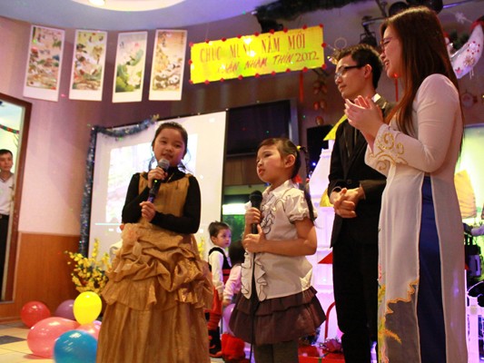 Trẻ em Việt tại Nga đón Tết