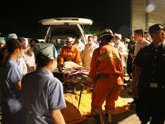 Các nhân viên cứu hộ đưa nạn nhân khỏi hiện trường vụ nổ khí tại mỏ than ở Tứ Xuyên hôm 11/5