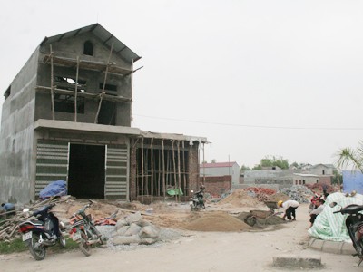 Một số ngôi nhà đang được xây dựng trái phép tại thôn Tân Phượng