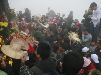 Chen nhau lễ bái trên chùa Đồng, Yên Tử