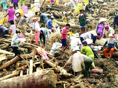 Lũ gỗ tràn về cầu Quảng Huế (Đại Lộc - Quảng Nam) mùa lũ 2009 cho thấy sự tàn phá khốc liệt của con người
