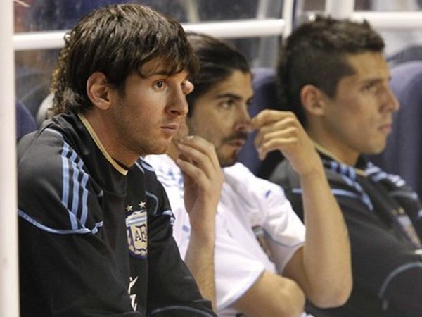 Messi được đối thủ xếp hàng xin chữ kí