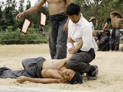 Johnny Trí Nguyễn chỉ đạo một động tác võ thuật trong “Khát vọng Thăng Long” (Ảnh NV cung cấp)