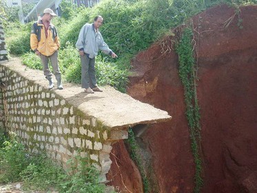 Ngũ Hành Sơn lở đá, đè sập nhà dân