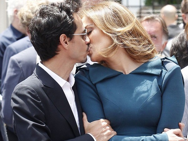 J.Lo khóa môi chồng say đắm trên đại lộ ngôi sao